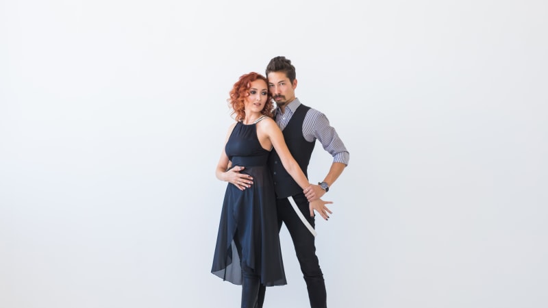 Ein Paar tanzt gemeinsam Kizomba, Tango, Salsa und Bachata