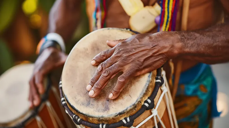 Hände beim geschickten Spielen traditioneller Trommeln