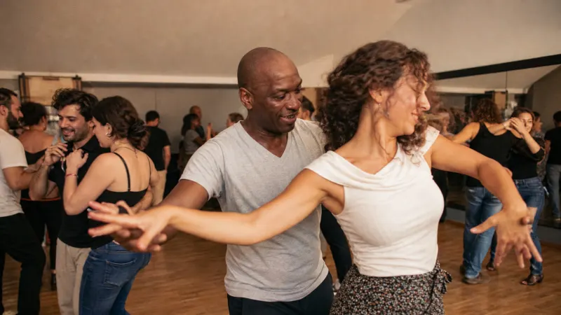 Auf einem Social entsteht der Abend aus kurzen Begegnungen, nicht aus einer festgelegten Abfolge von Tanzschritten.