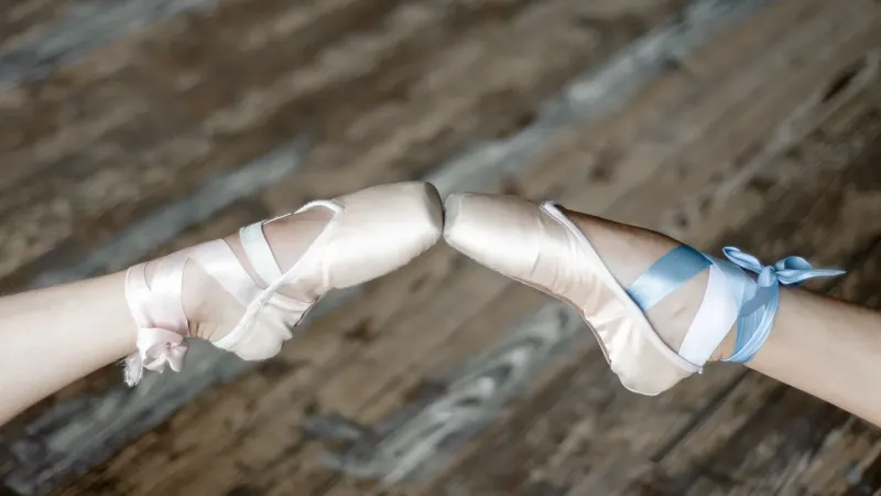 Gestreckte Füße in Ballettschuhen