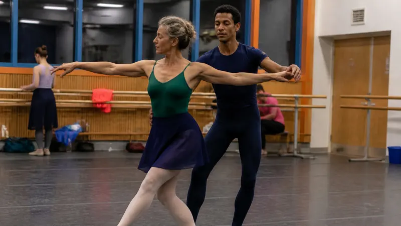 Ballettschuhe erzählen keine Institutionsgeschichte, aber sie erinnern daran, dass Bühnenkunst durch wiederholte körperliche Arbeit entsteht.