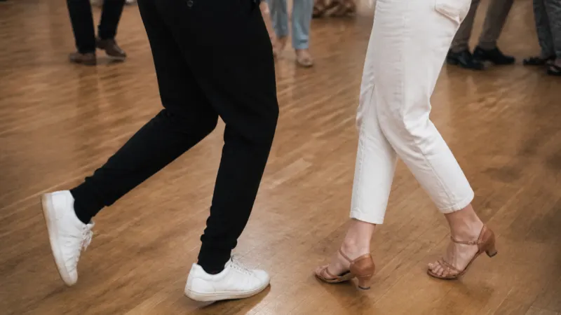 Die richtige Handplatzierung und Körperspannung bei den Footworks schützt die Handgelenke und ermöglicht schnelle Richtungswechsel.