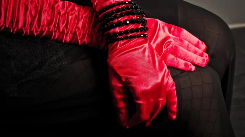 Zu sehen sind Handschuhe und Ornamente