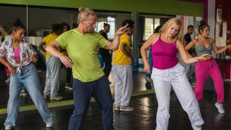 Professionelle Tänzer bei einer Tanzstunde in einem Studio