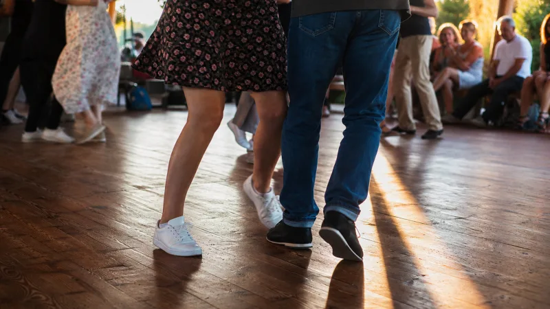 Wer im Club die Schritte klein hält und auf der Stelle tanzt, behält auch im dichtesten Partygetümmel die volle Kontrolle.