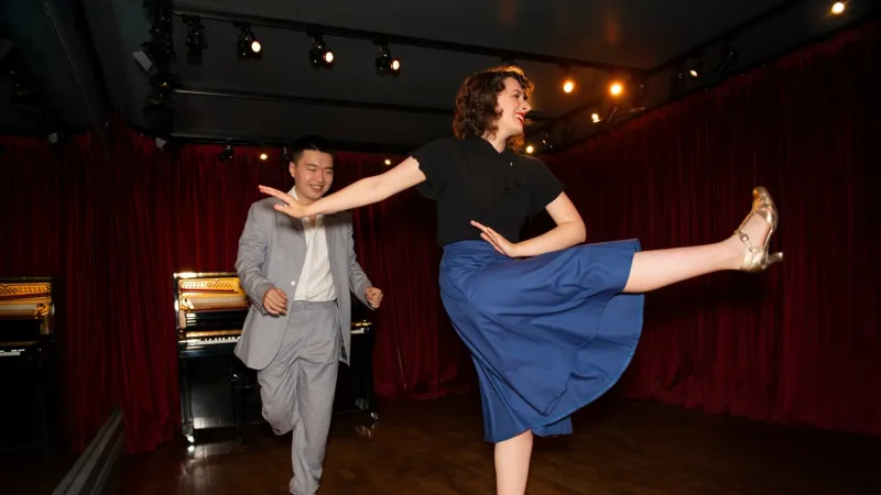 Ganzkörperaufnahme von Menschen, die Swing tanzen