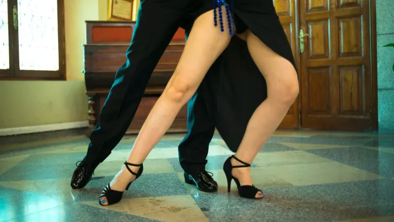 Der Unterkörper einer Frau in High Heels