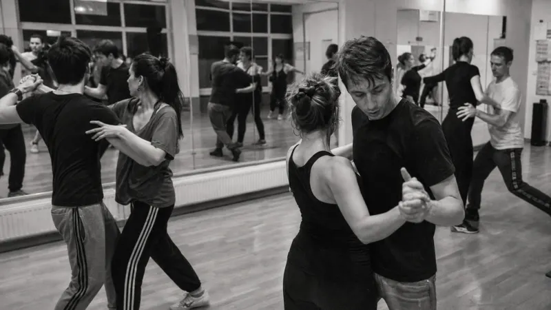 Samen in de maat: de synchrone training in de groep traint het oog voor afstanden en versterkt het ritmegevoel van alle dansers.