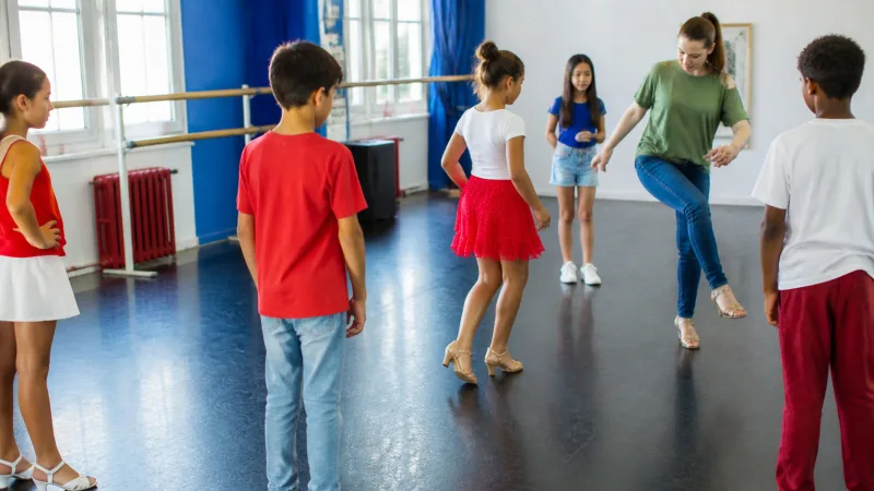 Wenn Kinder Bewegungen variieren dürfen, wird aus dem Nachmachen ein eigener Zugang zu Rhythmus und Ausdruck.
