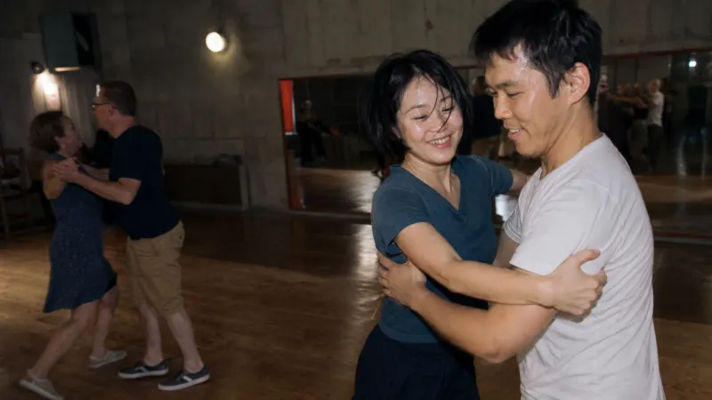 Eine saubere Gewichtsverlagerung im Grundschritt bildet das Fundament für die feine Führung im Kizomba.