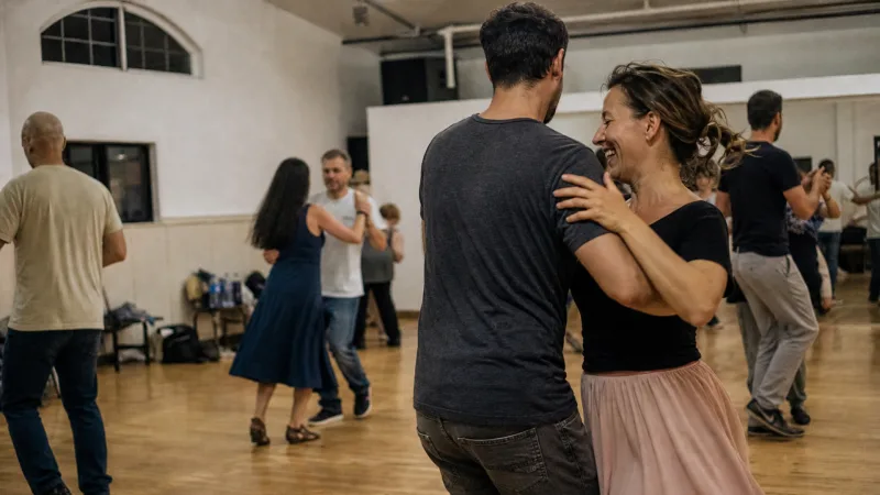 Auf vollen Tanzflächen sichert eine vorausschauende Führung den Freiraum für beide Tanzpartner.