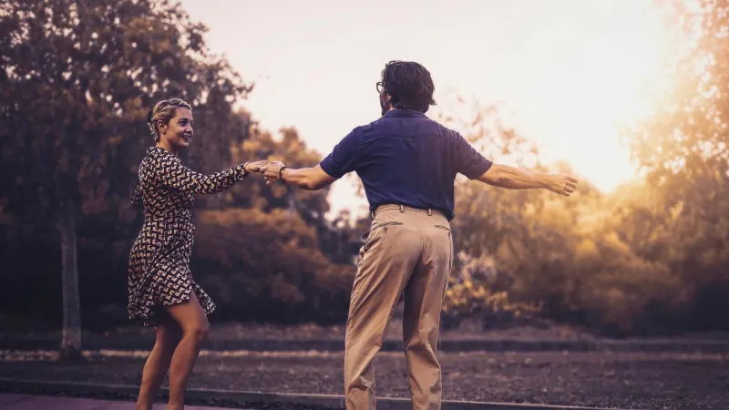 Zwei Freunde tanzen Lindy Hop im Park