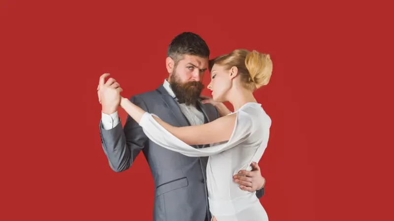 Ein Paar tanzt leidenschaftlich, etwa Salsa, Tango oder Walzer.