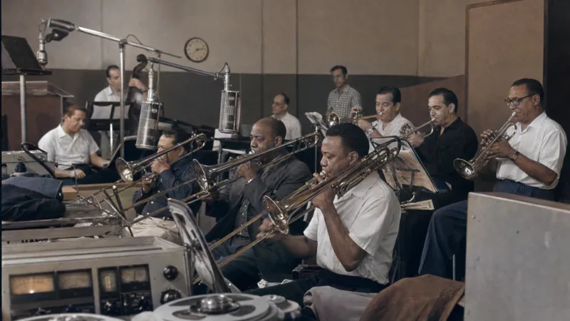 In den engen Studios der 1950er Jahre entstand durch dichte Mikrofonierung der unverwechselbare, druckvolle Sound der klassischen Mambo-Big-Bands.