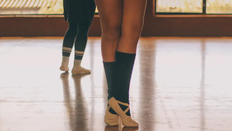 Zu sehen sind die unteren Körperbereiche von Frauen in einem Tanzstudio.