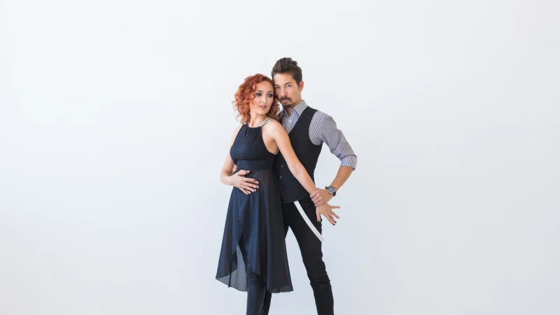Bir çift birlikte Kizomba, Tango, Salsa veya Bachata dans ediyor
