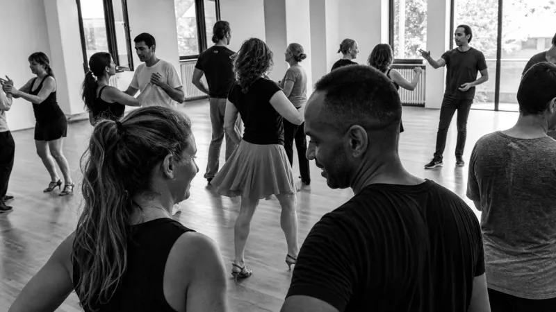 In einer harmonischen Tanzgemeinschaft lernen alle voneinander und teilen die Freude an der Bewegung.