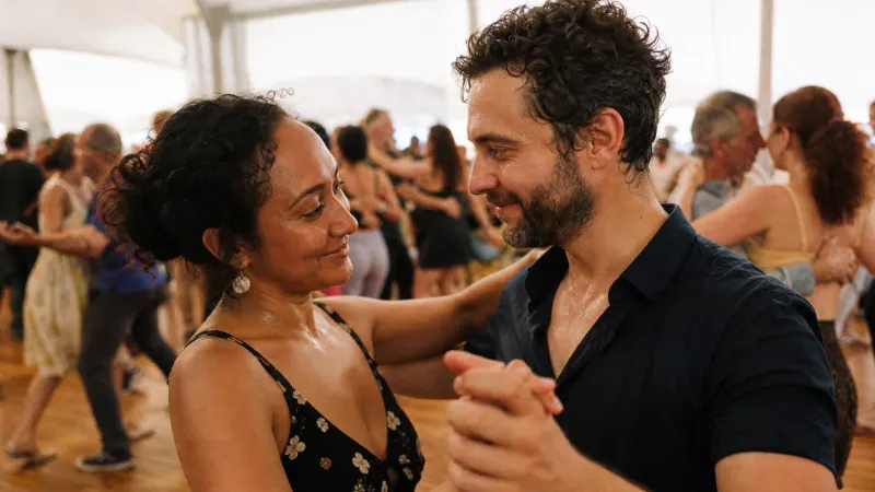 Der Blick schafft die Verbindung: Wer den Partner freundlich im Fokus behält, tanzt sicherer und harmonischer im Fluss der Musik.