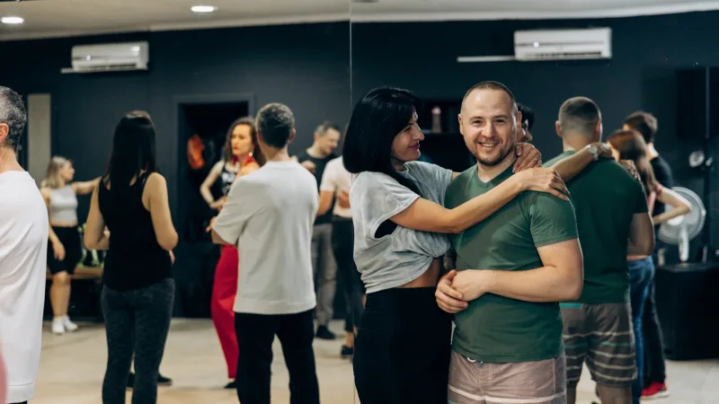 Menschen tanzen Bachata, Kizomba und Salsa auf einer Tanzfläche in Charkiw, Ukraine