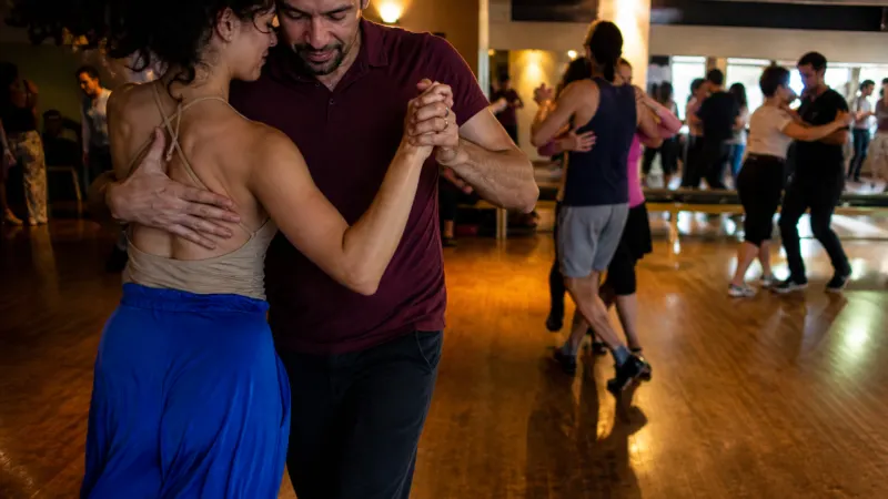 Die richtige Haltung im Paar: Eine stabile Rahmenverbindung ermöglicht präzise Drehungen und die typischen, eleganten Schrittfolgen der Samba de Gafieira.