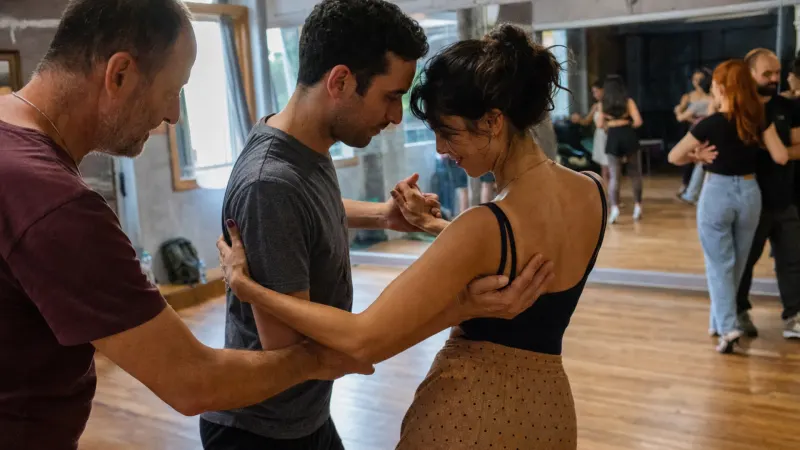 Une connexion élastique au sein du couple est la clé pour maîtriser harmonieusement les tours élégants et les syncopes de la Gafieira.