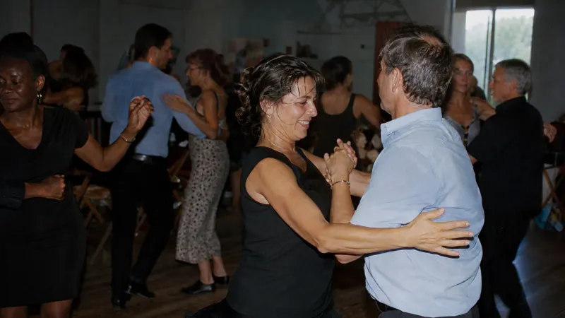Wer erst zuschaut, nimmt den Rhythmus des Abends auf und kann später leichter selbst einsteigen.