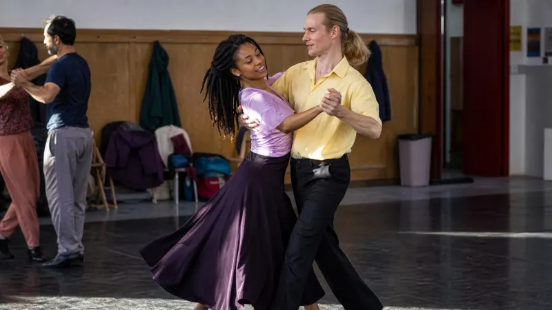 Wenn das Paar seinen Schritt verkleinert, bleibt der Rhythmus erhalten und die gemeinsame Tanzfläche wird sicherer genutzt.