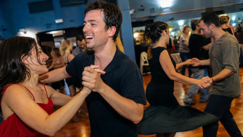 Offene Rhythmen und lockere Partnerwechsel schaffen eine ungezwungene Atmosphäre beim Einstieg in den Social Dance.