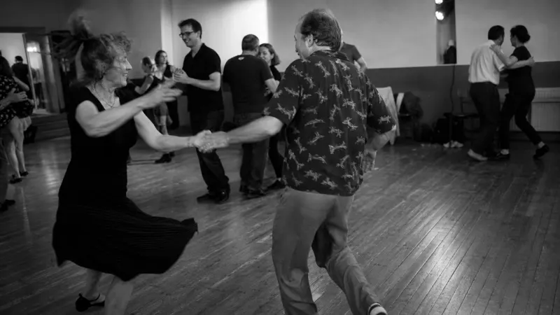 Blickkontakt und aufmerksame Haltung schaffen den Raum für spontane Figuren im Lindy Hop.