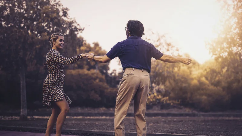 Ein befreundetes Paar tanzt Lindy Hop Swing in einem Park