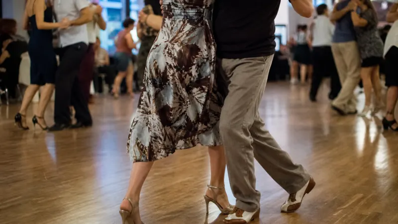 Konstant kontakt med gulvet gir stabilitet: Når du går i Tango Argentino, forblir tyngdepunktet lavt og bevegelsen flytende.