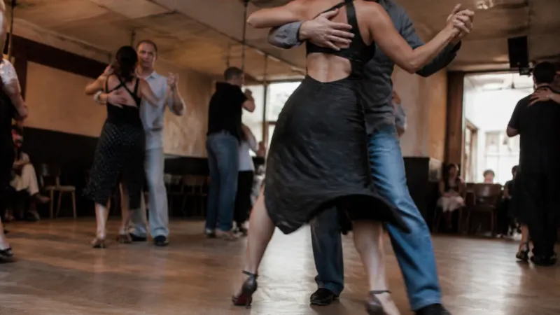 Beim Tango bestimmt die gemeinsame Achse die Stabilität: Jeder Schritt entsteht aus dem aufmerksamen Dialog des Paares.