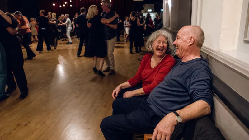 Gemeinsames Lachen und die Freude an der Bewegung stehen beim Tanzen im Alter immer im Vordergrund.