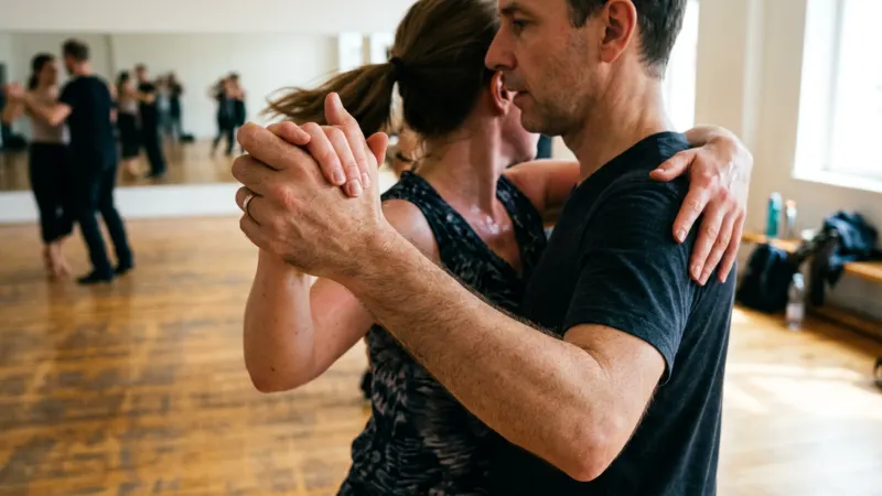 Konzentration und Körperkontakt: Durch die physische Verbindung wird der Rhythmus auch ohne Blickkontakt perfekt übertragen.