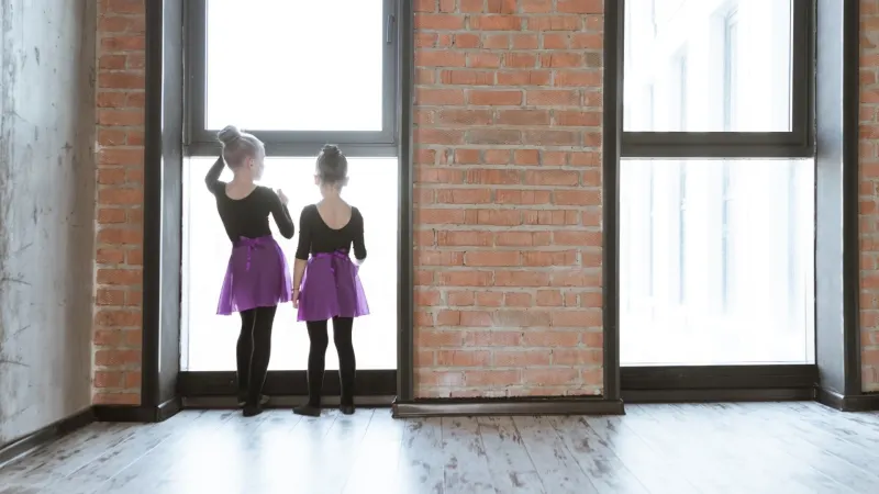 Kleine Kinder tanzen in einem Tanzstudio