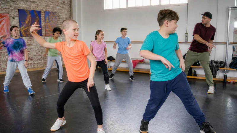Zwei junge Frauen tanzen zusammen und lernen einen neuen Tanz
