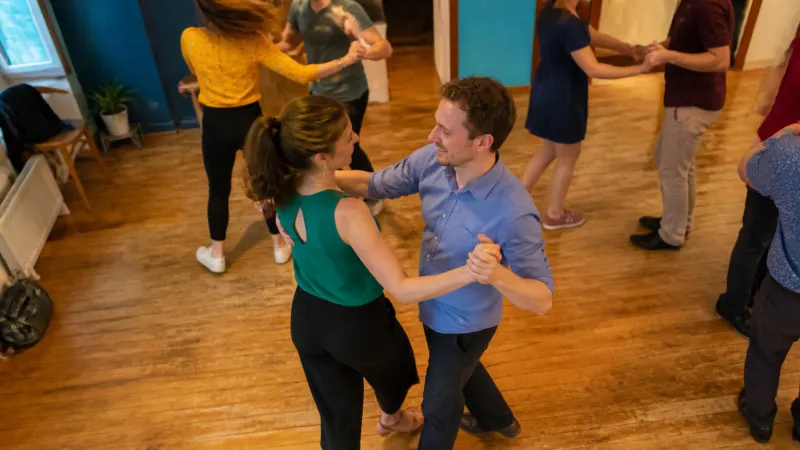 Ein professionelles Tanzpaar beim Training im Studio