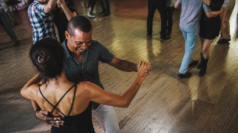 Et passende opslag sparer tid: Hvis du afklarer danse-rolle og radius på forhånd, mødes I hurtigere på dansegulvet.