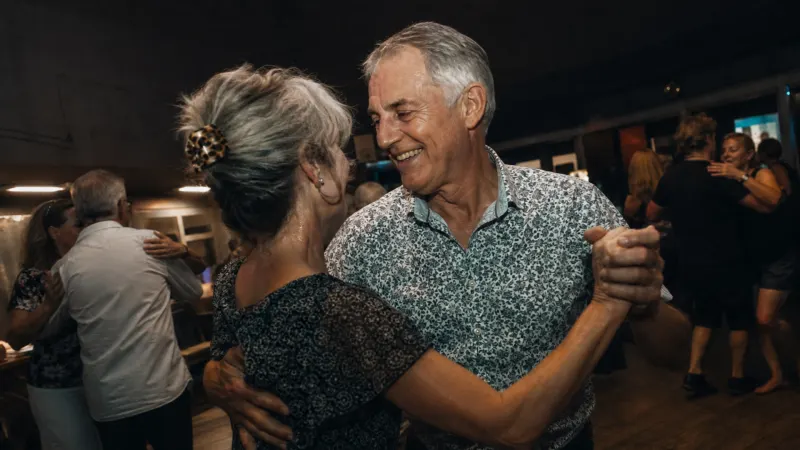 أرضية الباركيه المعتنى بها تحمي المفاصل وتضمن انزلاقاً سهلاً عند رقص الـ Waltz والـ Foxtrot.