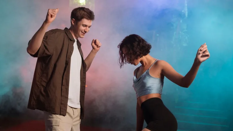 Menschen tanzen und twerken auf einer Party in einem Innenraum.