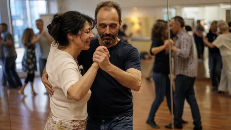 On the narrow slot, a precise dialogue is created between the pair through elastic tension and compression.