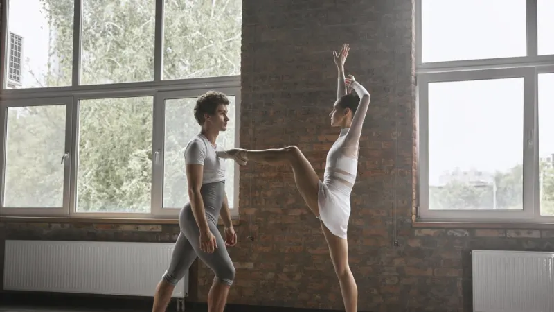 Ein Ballettpaar führt eine anmutige Choreografie auf.