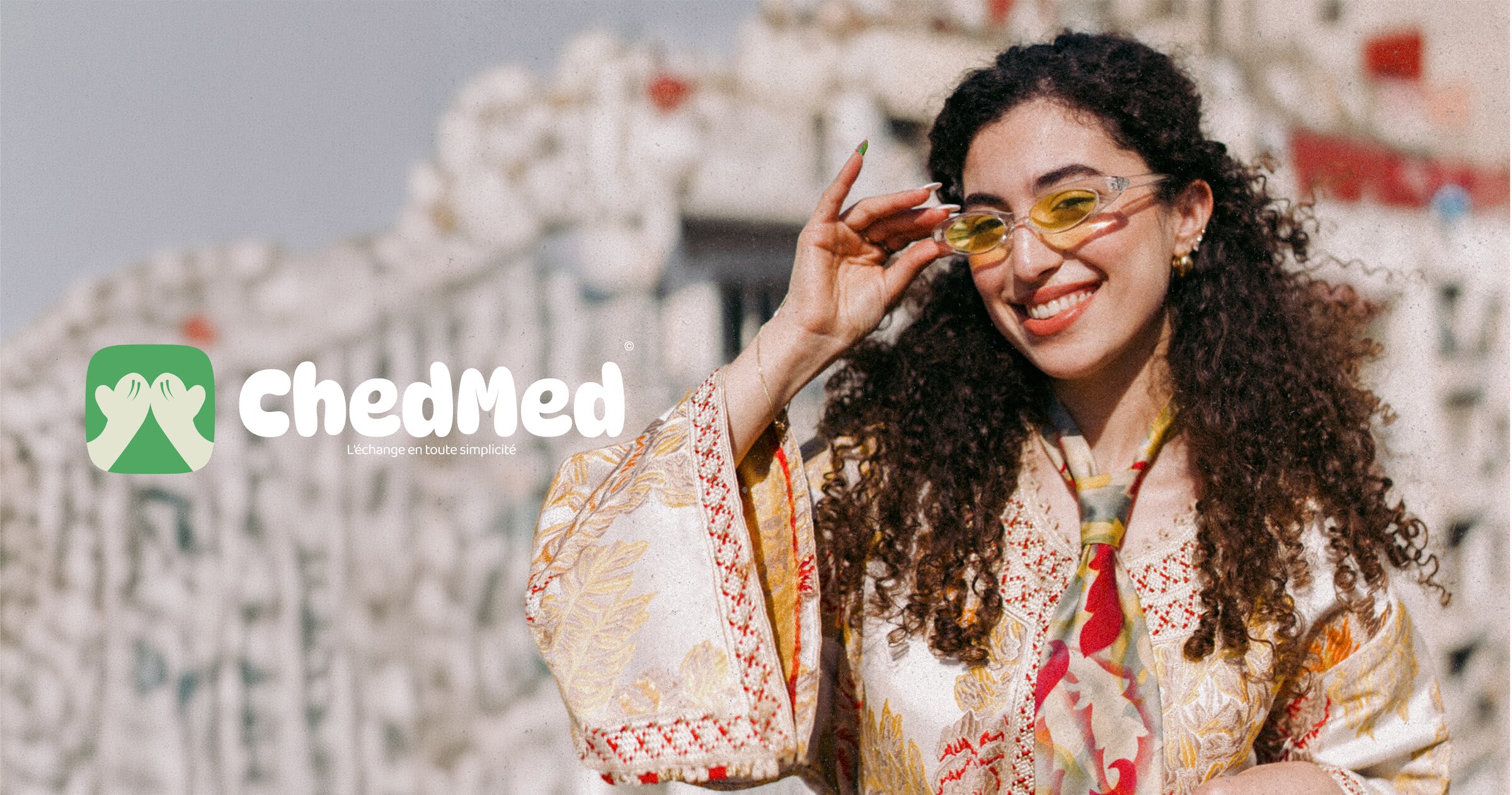 ChedMed — femme souriante en caftan devant une architecture blanche, logo ChedMed