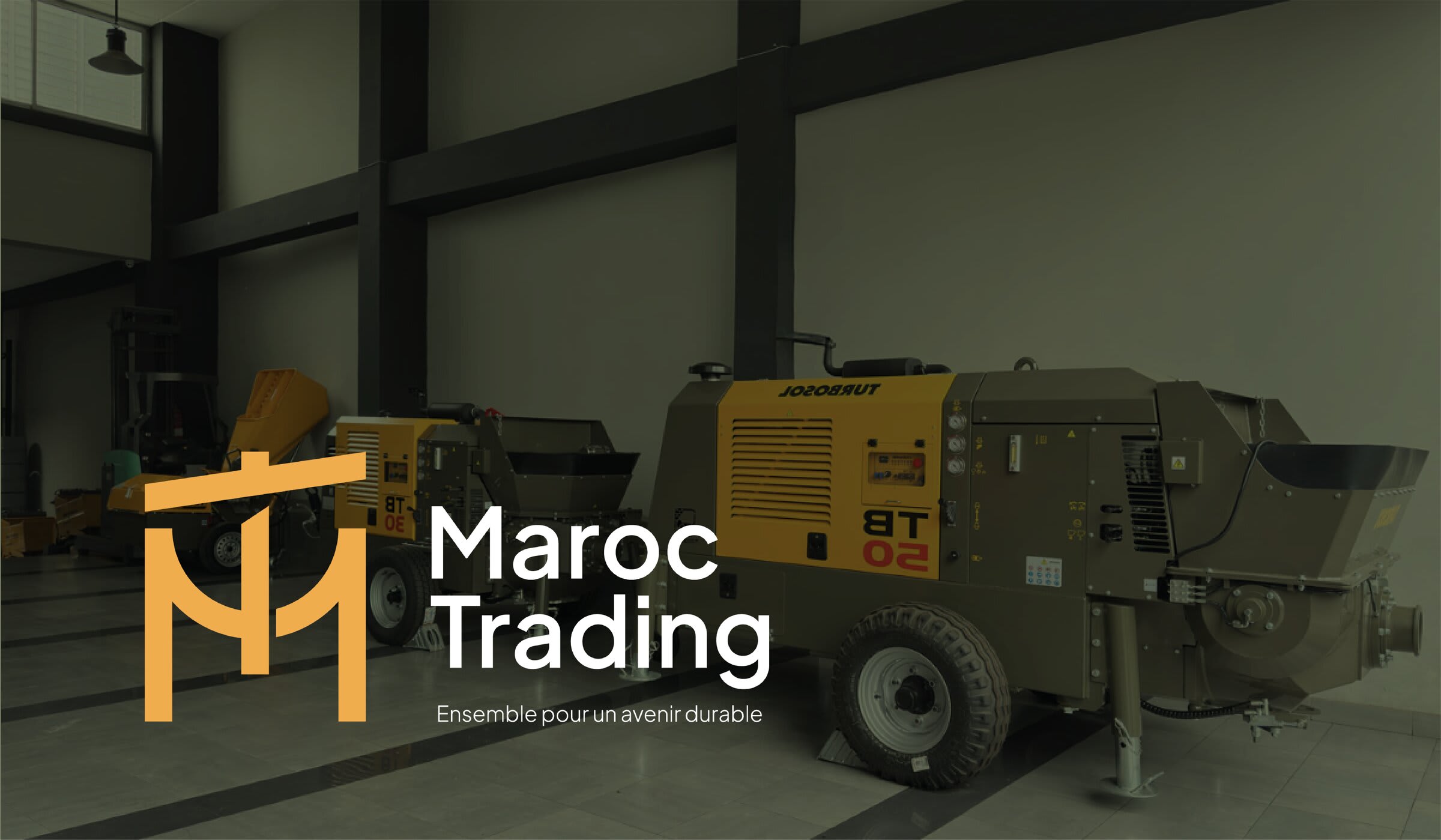 Maroc Trading — logo orange sur des pompes à béton Turbosol en showroom