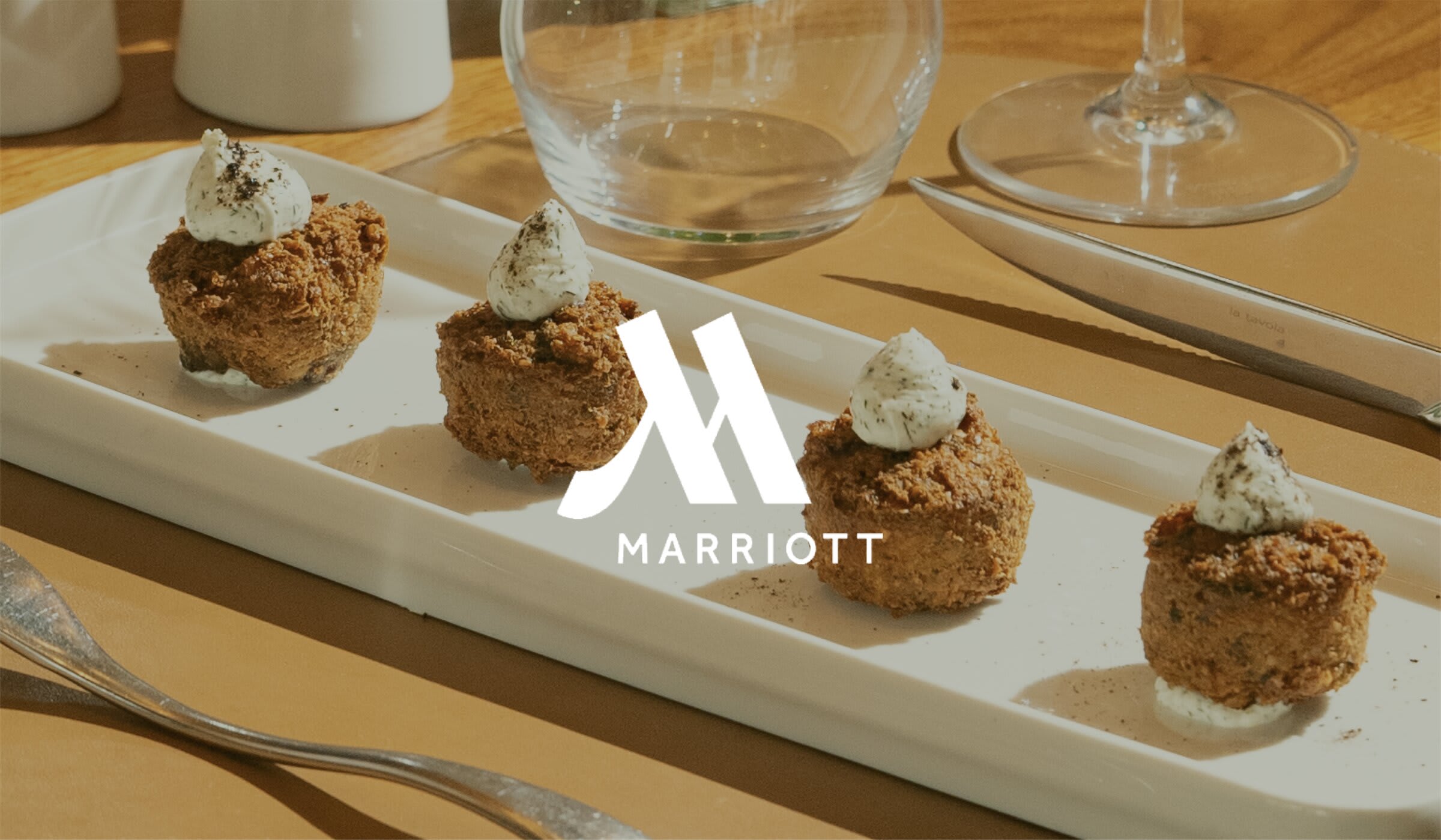 Marriott — logo sur une table dressée avec bouchées gastronomiques