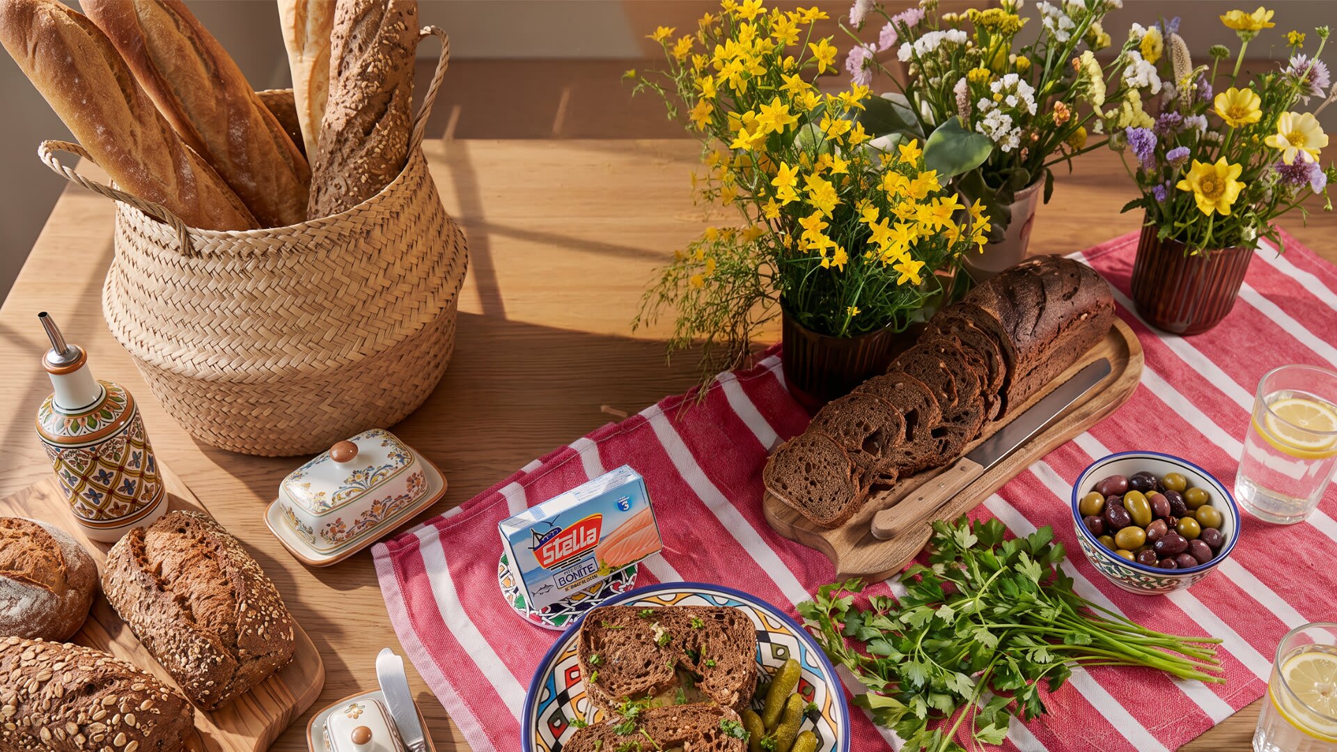 Stella — table marocaine, pain et bonite