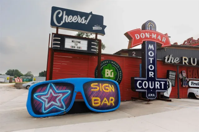 Sign Bar photo 2