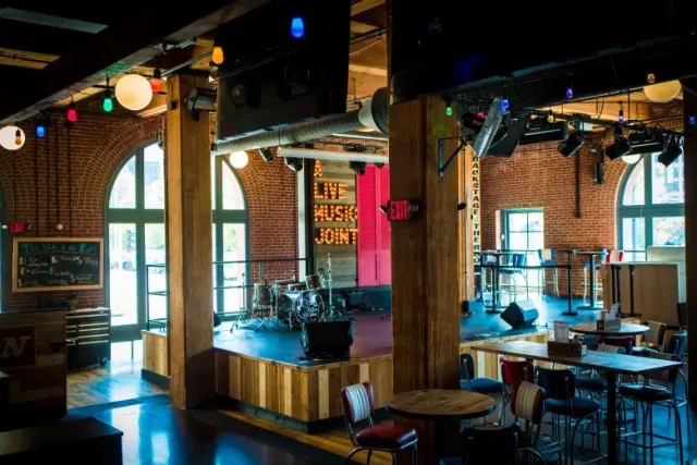 Tin Roof: St. Louis photo 2