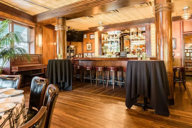 Front Bar Room at Gibsons Bar & Steakhouse Chicago