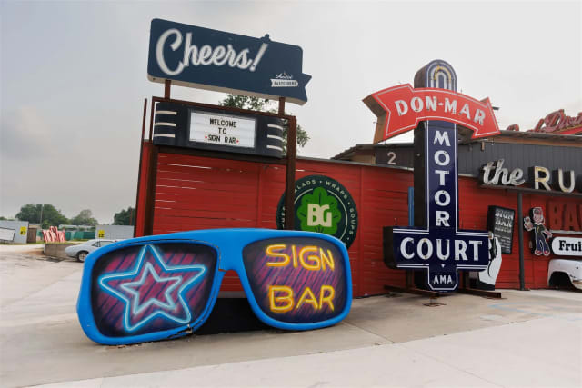 Sign Bar photo 2